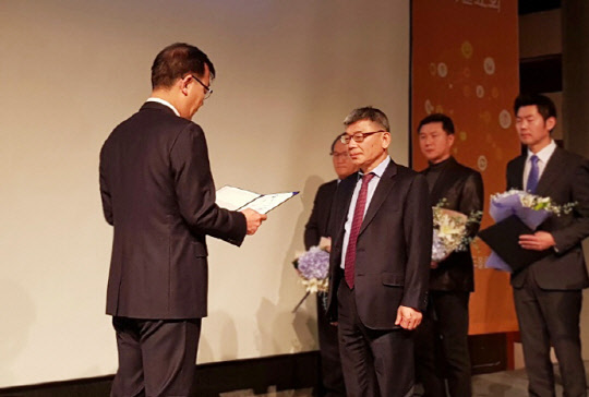 최종욱 마크애니 대표가 29일 서울 삼성동 코엑스에서 열린 'SW R&D성과 발표회'에서 회사 MDM 솔루션 기술개발 성과에 대한 공로를 인정받아 회사 대표로 미래부 장관상을 수상하고 있다.  마크애니 제공